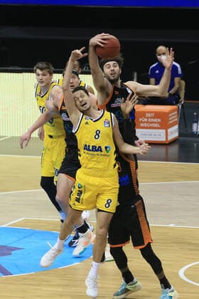 DEU, 1 BBL Alba Berlin vs RASTA Vechta , 31 01 2021, Mercedes Benz Arena, Berlin, DEU, 1 BBL Alba Berlin vs RASTA Vechta , in picture Marcus Eriksson ALBA Berlin 8 , Jesse Hunt RASTA Vechta 34 nordphotoxGmbHx xEngler nph00076