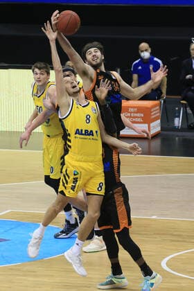 DEU, 1 BBL Alba Berlin vs RASTA Vechta , 31 01 2021, Mercedes Benz Arena, Berlin, DEU, 1 BBL Alba Berlin vs RASTA Vechta , in picture Marcus Eriksson ALBA Berlin 8 , Jesse Hunt RASTA Vechta 34 nordphotoxGmbHx xEngler nph00076