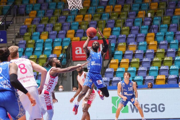 Fraport Skyliners Telekom Baskets Bonn, easyCredit BBL Matt Mobley Fraport Skyliners, 1 throws to the basket, is obstructed by Xavier Pollard Bonn, 2 Basketball match of the easyCredit BBL between Fraport Skyliners and Telekom Baskets Bonn on 31 January 2021 at Fraport Arena in Frankfurt am Main , Frankfurt am Main Hesse Germany Fraport Arena