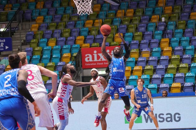 Fraport Skyliners Telekom Baskets Bonn, easyCredit BBL Matt Mobley Fraport Skyliners, 1 throws to the basket, is obstructed by Xavier Pollard Bonn, 2 Basketball match of the easyCredit BBL between Fraport Skyliners and Telekom Baskets Bonn on 31 January 2021 at Fraport Arena in Frankfurt am Main , Frankfurt am Main Hesse Germany Fraport Arena