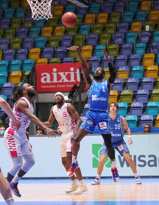 Fraport Skyliners Telekom Baskets Bonn, easyCredit BBL Matt Mobley Fraport Skyliners, 1 throws to the basket, is obstructed by Xavier Pollard Bonn, 2 and Josh Hagins Bonn, 5 Basketball match of the easyCredit BBL between Fraport Skyliners and Telekom Baskets Bonn on 31 January 2021 at Fraport Arena in Frankfurt am Main , Frankfurt am Main Hesse Germany Fraport Arena