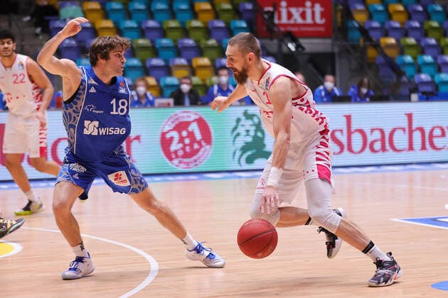 Fraport Skyliners Telekom Baskets Bonn, easyCredit BBL Deividas Gailius Bonn, 13 is tackled by Joe Rahon Fraport Skyliners, 18 Basketball match of easyCredit BBL between Fraport Skyliners and Telekom Baskets Bonn on 31 January 2021 at Fraport Arena in Frankfurt am Main , Frankfurt am Main Hesse Germany Fraport Arena