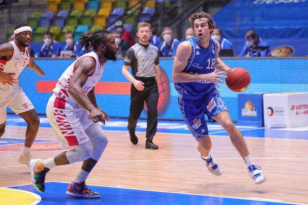 Fraport Skyliners Telekom Baskets Bonn, easyCredit BBL Joe Rahon Fraport Skyliners, 18 draws under the basket, is expected to do so by Xavier Pollard Bonn, 2 Basketball match of the easyCredit BBL between the Fraport Skyliners and Telekom Baskets Bonn on 31 January 2021 at Fraport Arena in Frankfurt am Main , Frankfurt am Main Hesse Germany Fraport Arena