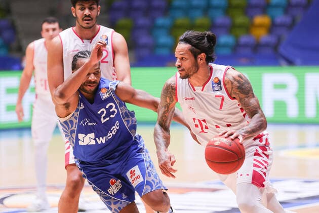 Fraport Skyliners Telekom Baskets Bonn, easyCredit BBL Chris Babb Bonn, 7 is tackled by Quantez Robertson Fraport Skyliners, 23 easyCredit BBL basketball match between Fraport Skyliners and Telekom Baskets Bonn on 31 January 2021 at Fraport Arena in Frankfurt am Main , Frankfurt am Main Hesse Germany Fraport Arena