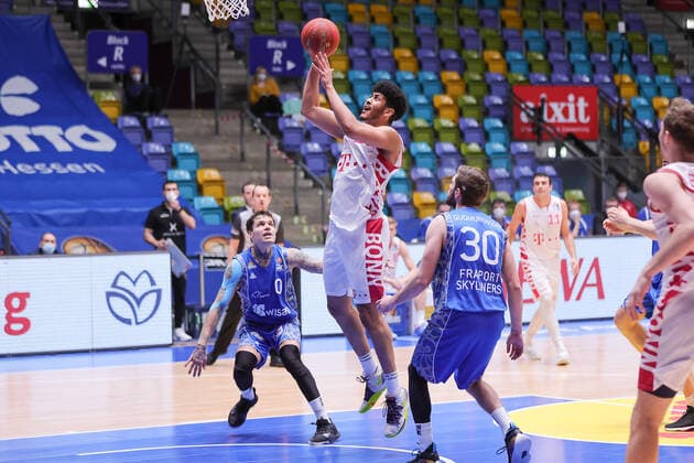Fraport Skyliners Telekom Baskets Bonn, easyCredit BBL Gabriel De Oliveira Bonn, 22 rises high to the basket Konstantin Konga Fraport Skyliners, 0 and Jon Axel Gudmundsson Fraport Skyliners, 30 come too late Basketball match of the easyCredit BBL between the Fraport Skyliners and Telekom Baskets Bonn on 31 January 2021 at the Fraport Arena in Frankfurt am Main , Frankfurt am Main Hesse Germany Fraport Arena