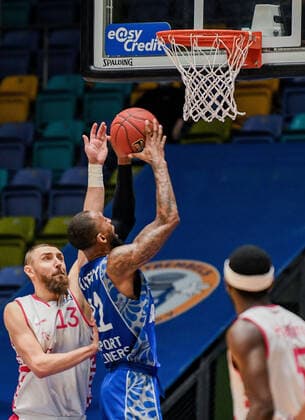 31 01 2021, xpsx, basketball easyCredit BBL, Fraport Skyliners Telekom Baskets Bonn v l Deividas Gailius Telekom Baskets Bonn m Kamari Murphy Fraport Sykliners emspor Frankfurt am Main