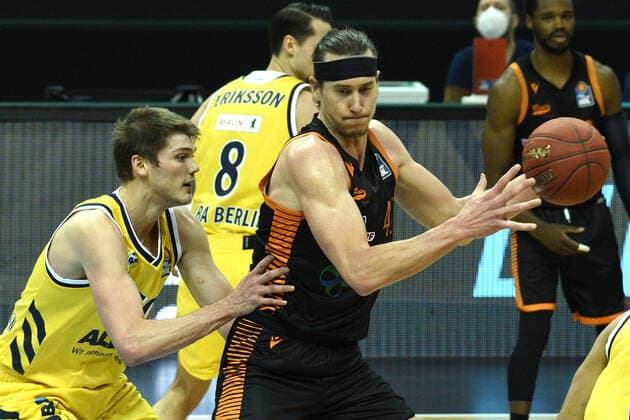 f l Ben Lammers Alba, Dennis Clifford Rasta Vechta, 31 01 2021, BBL, Alba Berlin vs RASTA Vechta , at Mercedes Benz Arena, GER, Berlin, 31 01 2021, BBL, Alba vs RASTA Vechta Berlin Copyright: xUwexKoch xEibner-Pressefotox EP_ukh