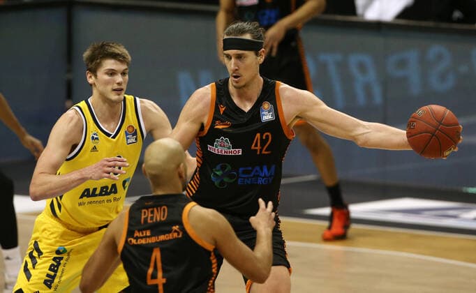 Ben Lammers, Stefan Peno, Dennis Clifford Action Game Scene Duel Sports Basketball BBL Bundesliga Men Season 2020 2021 31 01 2021 ALBA Berlin vs RASTA Vechta
