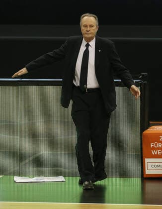 Coach Aito Garcia Reneses dissatisfied single image clipping action sports basketball BBL Bundesliga men season 2020 2021 31 01 2021 ALBA Berlin vs RASTA Vechta