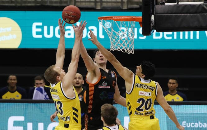 Luke Sikma, Dennis Clifford, Simone Fontecchio Action Game Scene Duel Sports Basketball BBL Bundesliga Men Season 2020 2021 31 01 2021 ALBA Berlin vs RASTA Vechta