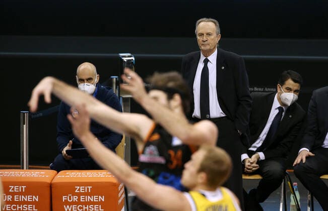Coach Aito Garcia Reneses, co-coach Israel Gonzales, forwards Will Vorhees, Luke Sikma Sports Basketball BBL Bundesliga Men Season 2020 2021 31 01 2021 ALBA Berlin vs RASTA Vechta