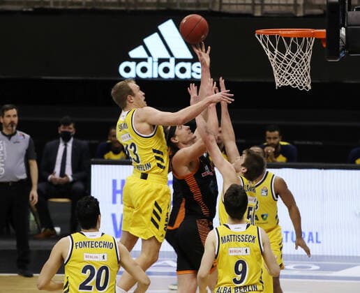 Luke Sikma, Dennis Clifford, Ben Lammers action game scene duel sports basketball BBL Bundesliga men season 2020 2021 31 01 2021 ALBA Berlin vs RASTA Vechta