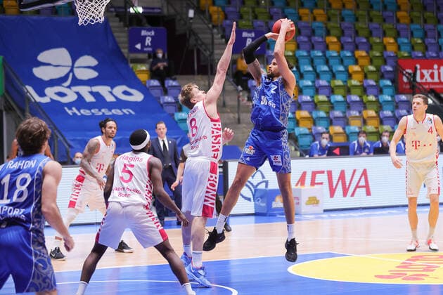 Fraport Skyliners Telekom Baskets Bonn, easyCredit BBL distance throw by Michael Kessens Fraport Skyliners, 2 against Benjamin Lischka Bonn, 8 Basketball match of the easyCredit BBL between Fraport Skyliners and Telekom Baskets Bonn on 31 January 2021 at Fraport Arena in Frankfurt am Main , Frankfurt am Main Hesse Germany Fraport Arena