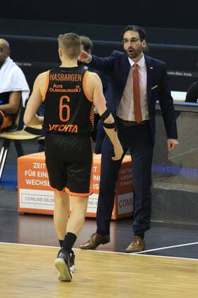 DEU, 1 BBL Alba Berlin vs RASTA Vechta , 31 01 2021, Mercedes Benz Arena, Berlin, DEU, 1 BBL Alba Berlin vs RASTA Vechta , in picture Head Coach Thomas Paech RASTA Vechta , Tim Hasbargen RASTA Vechta 6 nordphotoxGmbHx xEngler nph00076