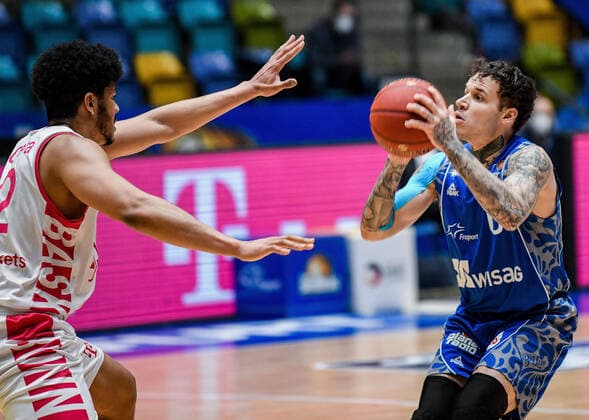 31 01 2021, xpsx, Basketball easyCredit BBL, Fraport Skyliners Telekom Baskets Bonn v l Gabriel De Oliveira Telekom Baskets Bonn , Konstantin Konga Fraport Sykliners emspor Frankfurt am Main