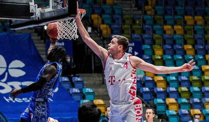 31 01 2021, xpsx, Basketball easyCredit BBL, Fraport Skyliners Telekom Baskets Bonn v l Matt Mobley Fraport Sykliners , Strahinja Micovic Telekom Baskets Bonn emspor Frankfurt am Main.
