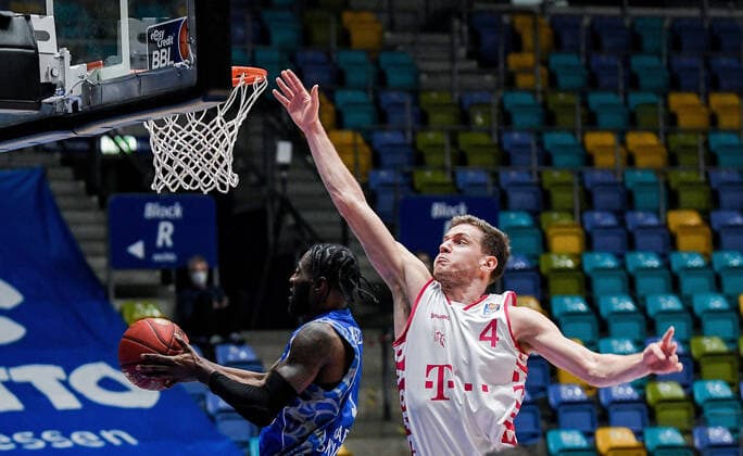 31 01 2021, xpsx, Basketball easyCredit BBL, Fraport Skyliners Telekom Baskets Bonn v l Matt Mobley Fraport Sykliners , Strahinja Micovic Telekom Baskets Bonn emspor Frankfurt am Main.