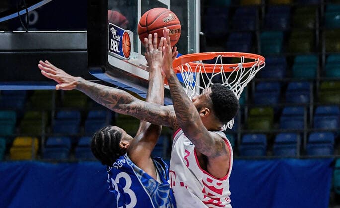31 01 2021, xpsx, Basketball easyCredit BBL, Fraport Skyliners Telekom Baskets Bonn v l Quantez Robertson Fraport Sykliners , James Thompson IV Telekom Baskets Bonn emspor Frankfurt am Main.