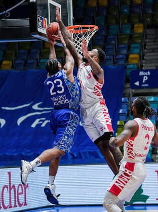 31 01 2021, xpsx, Basketball easyCredit BBL, Fraport Skyliners Telekom Baskets Bonn v l Quantez Robertson Fraport Sykliners , James Thompson IV Telekom Baskets Bonn emspor Frankfurt am Main.