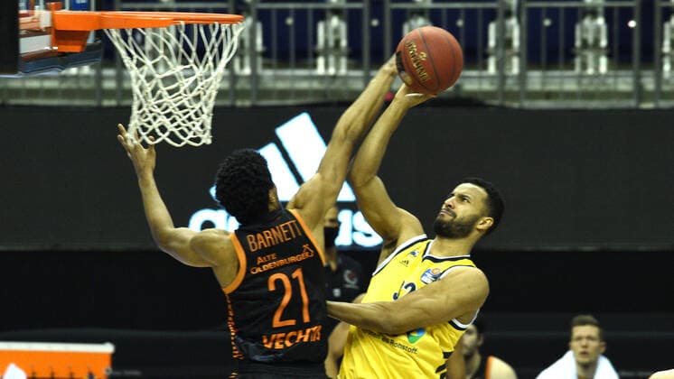 f l Jordan Barnett Rasta Vechta, Johannes Thiemann Alba, 31 01 2021, BBL, Alba Berlin vs RASTA Vechta , at Mercedes Benz Arena, GER, Berlin, 31 01 2021, BBL, Alba vs RASTA Vechta Berlin Copyright: xUwexKoch xEibner-Pressefotox EP_ukh