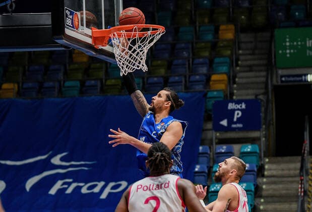 31 01 2021, xpsx, Basketball easyCredit BBL, Fraport Skyliners Telekom Baskets Bonn v l Michael Kessens Fraport Sykliners , Strahinja Micovic Telekom Baskets Bonn emspor Frankfurt am Main.