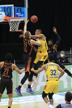 DEU, 1 BBL Alba Berlin vs RASTA Vechta , 31 01 2021, Mercedes Benz Arena, Berlin, DEU, 1 BBL Alba Berlin vs RASTA Vechta , in picture Louis Olinde ALBA Berlin 19 , Bjoern Rohwer RASTA Vechta 22 , Josh Young RASTA Vechta 8 nordphotoxGmbHx xEngler nph00076