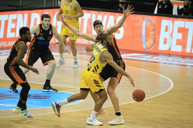 DEU, 1 BBL Alba Berlin vs RASTA Vechta , 31 01 2021, Mercedes Benz Arena, Berlin, DEU, 1 BBL Alba Berlin vs RASTA Vechta , in picture Jayson Granger ALBA Berlin 33 , Dennis Clifford RASTA Vechta 42 nordphotoxGmbHx xEngler nph00076