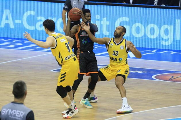 DEU, 1 BBL Alba Berlin vs RASTA Vechta , 31 01 2021, Mercedes Benz Arena, Berlin, DEU, 1 BBL Alba Berlin vs RASTA Vechta , in picture Jayson Granger ALBA Berlin 33 , Jonas Mattisseck ALBA Berlin 9 , Josh Young RASTA Vechta 8 nordphotoxGmbHx xEngler nph00076