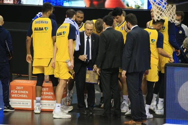 DEU, 1 BBL Alba Berlin vs RASTA Vechta , 31 01 2021, Mercedes Benz Arena, Berlin, DEU, 1 BBL Alba Berlin vs RASTA Vechta , in picture head coach Aito Garcia Reneses ALBA Berlin , circle of players nordphotoxGmbHx xEngler nph00076