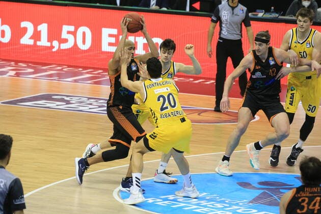 DEU, 1 BBL Alba Berlin vs RASTA Vechta , 31 01 2021, Mercedes Benz Arena, Berlin, DEU, 1 BBL Alba Berlin vs RASTA Vechta , in picture Jonas Mattisseck ALBA Berlin 9 , Simone Fontecchio ALBA Berlin 20 , Stefan Peno RASTA Vechta 4 nordphotoxGmbHx xEngler nph00076
