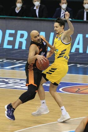 DEU, 1 BBL Alba Berlin vs RASTA Vechta , 31 01 2021, Mercedes Benz Arena, Berlin, DEU, 1 BBL Alba Berlin vs RASTA Vechta , in picture Ben Lammers ALBA Berlin 50 , Stefan Peno RASTA Vechta 4 nordphotoxGmbHx xEngler nph00076