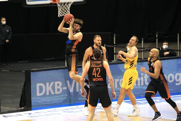 DEU, 1 BBL Alba Berlin vs RASTA Vechta , 31 01 2021, Mercedes Benz Arena, Berlin, DEU, 1 BBL Alba Berlin vs RASTA Vechta , in picture Luke Sikma ALBA Berlin 43 , Jesse Hunt RASTA Vechta 34 , Robin Christen RASTA Vechta 33 , Stefan Peno RASTA Vechta 4 , Dennis Clifford RASTA Vechta 42 nordphotoxGmbHx xEngler nph00076