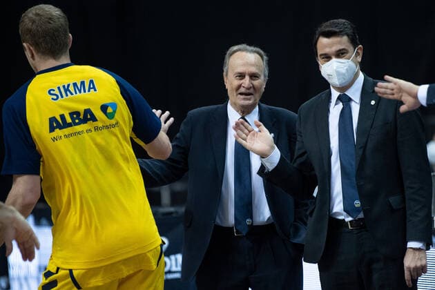 Basketball Berlin 31 01 2021 Season 2020 2021 BBL easyCredit BBL Alba Berlin vs Rasta Vechta vl Luke Sikma 43 ALB , head coach Aito Garcia Reneses ALB , assistant coach Israel Gonzalez ALB