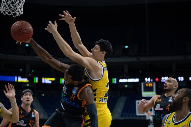 Basketball Berlin 31 01 2021 Season 2020 2021 BBL easyCredit BBL Alba Berlin vs Rasta Vechta vl Stefan Peno 4 Vechta , Simone Fontecchio 20 ALB