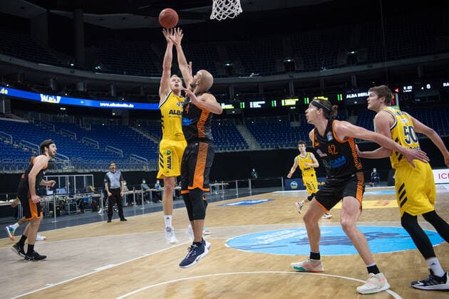 Basketball Berlin 31 01 2021 Season 2020 2021 BBL easyCredit BBL Alba Berlin vs Rasta Vechta vl Luke Sikma 43 ALB , Stefan Peno 4 Vechta , Dennis Clifford 42 Vechta , Ben Lammers 50 ALB