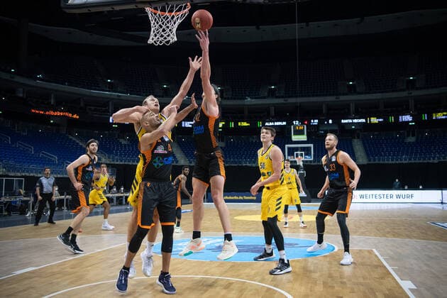 Basketball Berlin 31 01 2021 Season 2020 2021 BBL easyCredit BBL Alba Berlin vs Rasta Vechta vl Luke Sikma 43 ALB , Stefan Peno 4 Vechta , Dennis Clifford 42 Vechta , Ben Lammers 50 ALB , Robin Christen 33 Vechta
