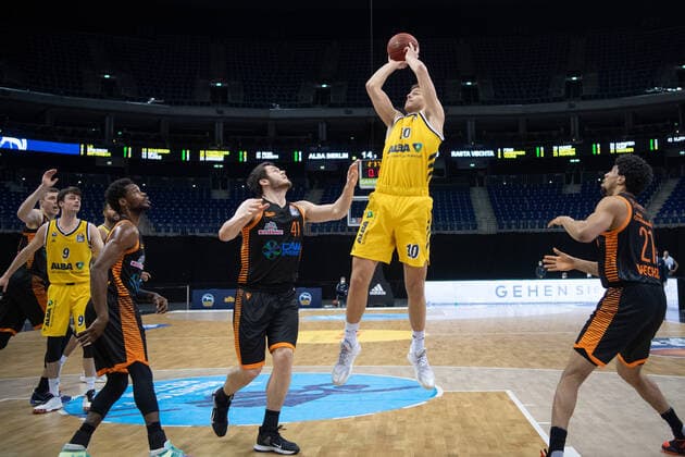 Basketball Berlin 31 01 2021 Season 2020 2021 BBL easyCredit BBL Alba Berlin vs Rasta Vechta vl Will Vorhees 41 Vechta , Tim Schneider 10 ALB