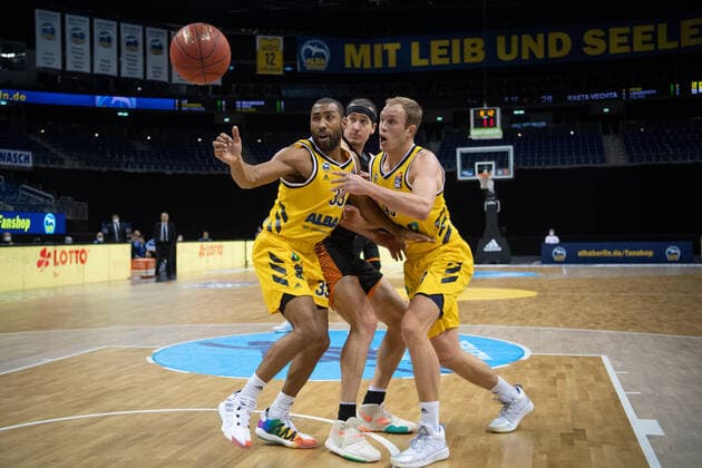 Basketball Berlin 31 01 2021 Season 2020 2021 BBL easyCredit BBL Alba Berlin vs Rasta Vechta vl Jayson Granger 33 ALB , Dennis Clifford 42 Vechta , Luke Sikma 43 ALB