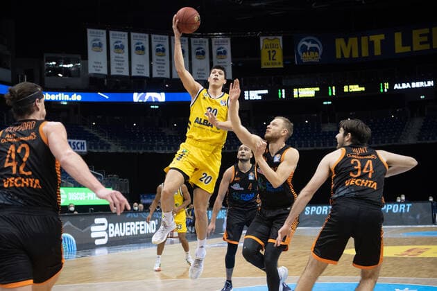 Basketball Berlin 31 01 2021 Season 2020 2021 BBL easyCredit BBL Alba Berlin vs Rasta Vechta vl Simone Fontecchio 20 ALB , Robin Christen 33 Vechta , Jesse Hunt 34 Vechta