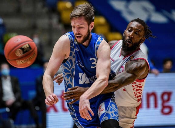 31 01 2021, xpsx, Basketball easyCredit BBL, Fraport Skyliners Telekom Baskets Bonn v l Jon Axel Gudmundsson Fraport Sykliners , Xavier Pollard Telekom Baskets Bonn emspor Frankfurt am Main.