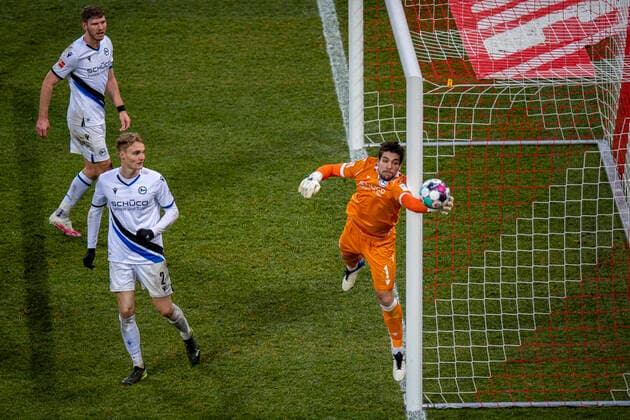 Fußball 1 Bundesliga, Saison 2020 2021, 19 Spieltag, 1 FC Köln DSC Arminia Bielefeld on 31 01 2021 at RheinEnergie Stadion in Cologne North Rhine Westphalia Bielefelds goalkeeper Stefan Ortega parries the ball DFL REGULATES PROHIBIT ANY USE OF PHOTOGRAPHS AS IMAGE SEQUENCES AND OR QUASI VIDEO Copyright: xChristopherxNeundorf Kirchner-Mediax