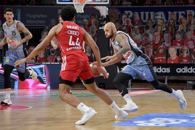 31 01 2021, xemx, Basketball BBL Bundesliga, FC Bayern Muenchen Basketball HAKRO Merlins Crailsheim emspor, v l Sasha Grant FC Bayern Basketball and Mourice Stuckey HAKRO Merlins Crailsheim duel, duel, fight, tackle Muenchen