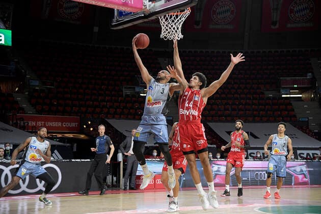 31 01 2021, xemx, Basketball BBL Bundesliga, FC Bayern Muenchen Basketball HAKRO Merlins Crailsheim emspor, v l Mourice Stuckey HAKRO Merlins Crailsheim and Sasha Grant FC Bayern Basketball duel, duel, fight, tackle Muenchen