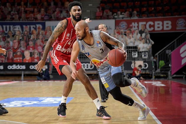 31 01 2021, xemx, Basketball BBL Bundesliga, FC Bayern Muenchen Basketball HAKRO Merlins Crailsheim emspor, v l Dennis Jerome Seeley FC Bayern Basketball and Mourice Stuckey HAKRO Merlins Crailsheim duel, duel, fight, tackle Muenchen