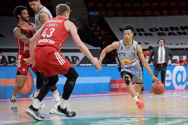 31 01 2021, xemx, Basketball BBL Bundesliga, FC Bayern Muenchen Basketball HAKRO Merlins Crailsheim emspor, v l Leon Radosevic FC Bayern Basketball and Trae Bell Hayness HAKRO Merlins Crailsheim Muenchen