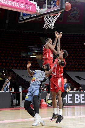 31 01 2021, xemx, Basketball BBL Bundesliga, FC Bayern Muenchen Basketball HAKRO Merlins Crailsheim emspor, v l Tim Coleman HAKRO Merlins Crailsheim and Dennis Jerome Seeley FC Bayern Basketball duel, duel, fight, tackle Muenchen