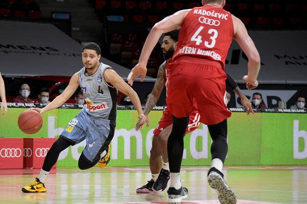 31 01 2021, xemx, Basketball BBL Bundesliga, FC Bayern Muenchen Basketball HAKRO Merlins Crailsheim emspor, v l Nimrod Hilliard HAKRO Merlins Crailsheim and Dennis Jerome Seeley FC Bayern Basketball duel, duel, fight, tackle Muenchen