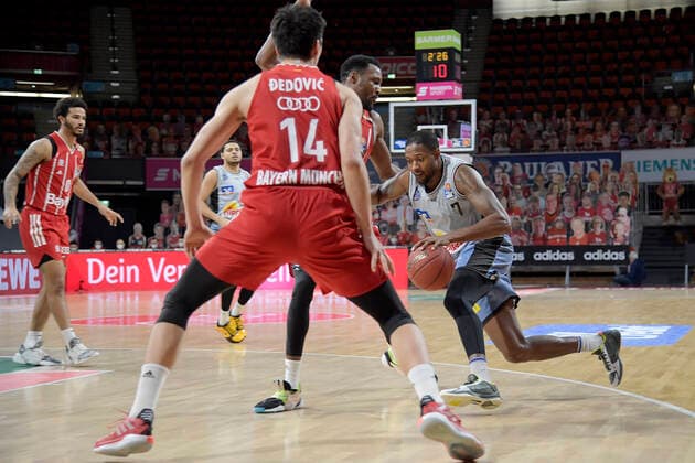 31 01 2021, xemx, Basketball BBL Bundesliga, FC Bayern Muenchen Basketball HAKRO Merlins Crailsheim emspor, v l Ja Juan Johnson FC Bayern Basketball and Haywood Highsmith HAKRO Merlins Crailsheim duel, duel, fight, tackle Muenchen