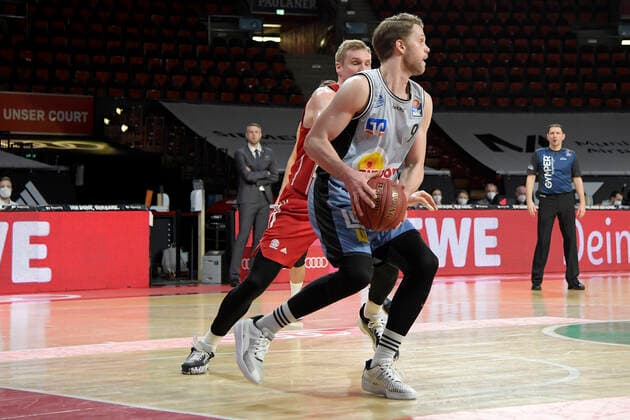 31 01 2021, xemx, Basketball BBL Bundesliga, FC Bayern Muenchen Basketball HAKRO Merlins Crailsheim emspor, v l Leon Radosevic FC Bayern Basketball and Fabian Bleck HAKRO Merlins Crailsheim duel, fight, tackle Muenchen
