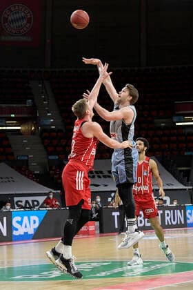 31 01 2021, xemx, Basketball BBL Bundesliga, FC Bayern Muenchen Basketball HAKRO Merlins Crailsheim emspor, v l Leon Radosevic FC Bayern Basketball and Fabian Bleck HAKRO Merlins Crailsheim duel, fight, tackle Muenchen